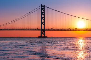 günbatımı Akashi Kaikyo köprüsü üzerinde alacakaranlık gökyüzü Kobe limanında, J ile