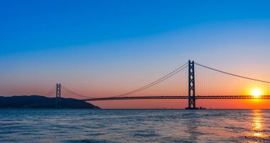 günbatımı Akashi Kaikyo köprüsü üzerinde alacakaranlık gökyüzü Kobe limanında, J ile