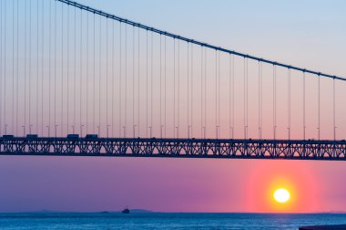 günbatımı Akashi Kaikyo köprüsü üzerinde alacakaranlık gökyüzü Kobe limanında, J ile