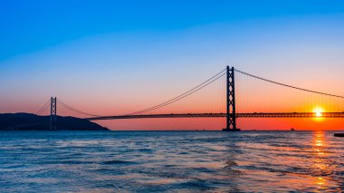 günbatımı Akashi Kaikyo köprüsü üzerinde alacakaranlık gökyüzü Kobe limanında, J ile