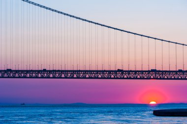 günbatımı Akashi Kaikyo köprüsü üzerinde alacakaranlık gökyüzü Kobe limanında, J ile