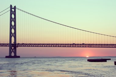günbatımı Akashi Kaikyo köprüsü üzerinde alacakaranlık gökyüzü Kobe limanında, J ile