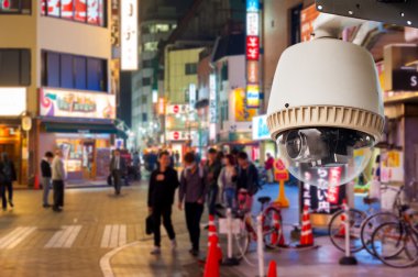 Geceleri sokakta CCTV kamera veya gözetim oeprating