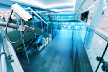 CCTV kamera veya gözetim hightech mavi binada faaliyet 