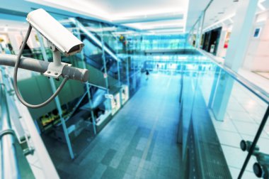 CCTV kamera veya gözetim hightech mavi binada faaliyet 