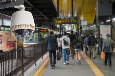 CCTV kamera veya arka planda insanlarla tren istasyonunda çalışan gözetim