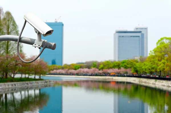 Kamery CCTV lub nadzoru działających w parku i kanał — Zdjęcie stockowe