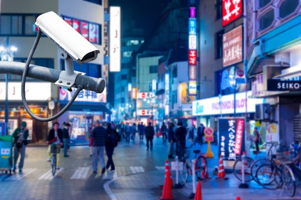 CCTV kamera eller övervakning oeprating på gatan på natten — Stockfoto