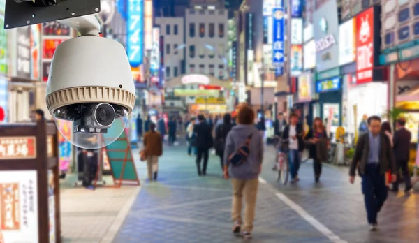 Geceleri sokakta CCTV kamera veya gözetim oeprating — Stok fotoğraf
