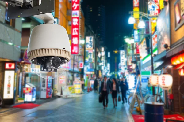 Câmera de CCTV ou vigilância oeprating na rua à noite — Fotografia de Stock