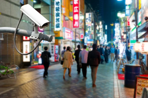 Geceleri sokakta CCTV kamera veya gözetim oeprating — Stok fotoğraf