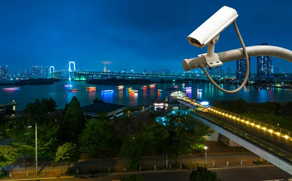Камера видеонаблюдения на мосту и в гавани — стоковое фото