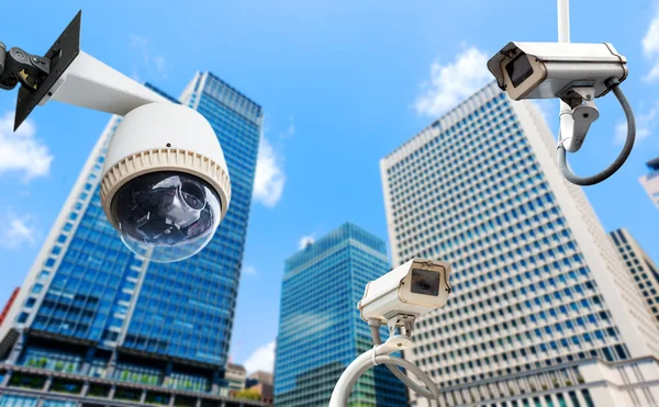 Câmera de CCTV ou vigilância oeprating com construção em backgroun — Fotografia de Stock