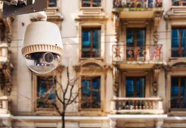 CCTV kamera vagy a megfigyelési működő épület ablak — Stock Fotó