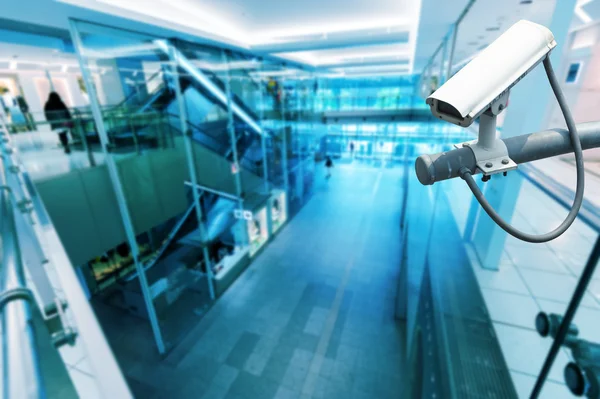 CCTV kamera veya gözetim hightech mavi binada faaliyet — Zdjęcie stockowe