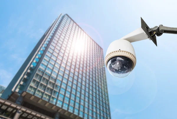 Câmera de CCTV ou vigilância operando no prédio da janela — Fotografia de Stock