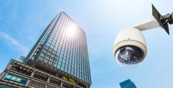 CCTV kamery nebo sledování provozovaná na budově okno — Stock fotografie