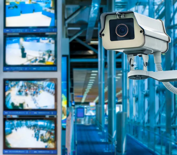 Câmera CCTV ou vigilância operando com monitor em segundo plano — Fotografia de Stock