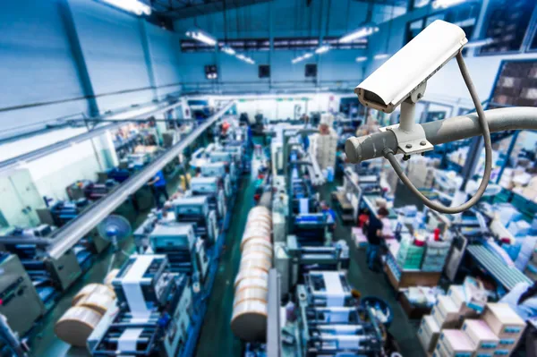 Câmera de CCTV ou vigilância operando dentro da fábrica industrial — Fotografia de Stock
