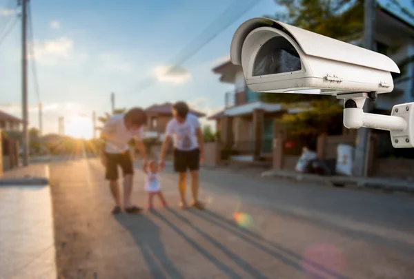 Aile Köyü ile arka planda çalışan cctv kamera