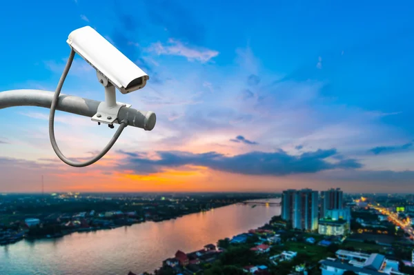 CCTV kamera eller övervakning med staden i bakgrunden — Stockfoto