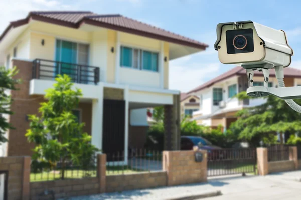 Videokamera mit Haus und Dorf im Hintergrund — Stockfoto