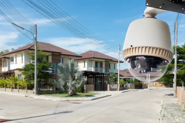 CCTV kamera s domem v pozadí — Stock fotografie