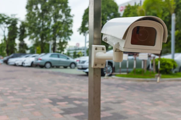 CCTV kamera vagy a garázsban vagy a parkolóban működő felügyeleti — Stock Fotó