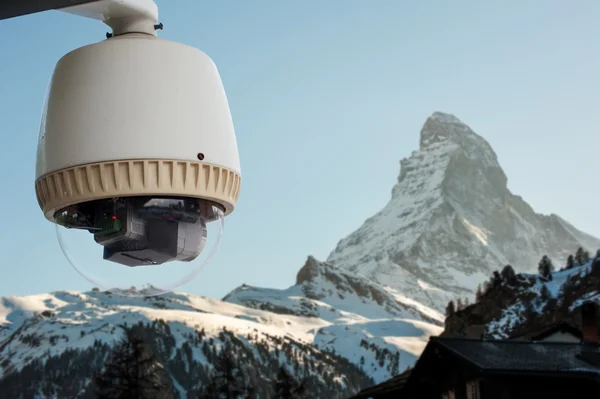 Caméra CCTV ou surveillance orperating avec Matterhorn snow moun — Photo