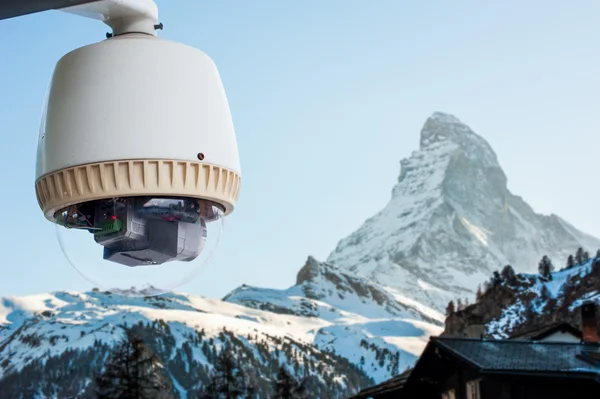 CCTV kamera eller övervakning orperating med matterhorn snö fjällen — Stockfoto