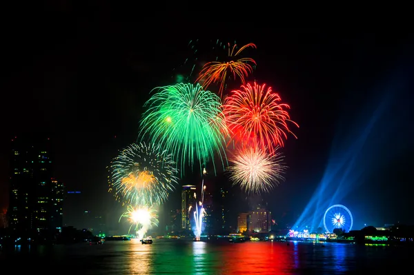 Fogos de artifício coloridos no rio — Fotografia de Stock