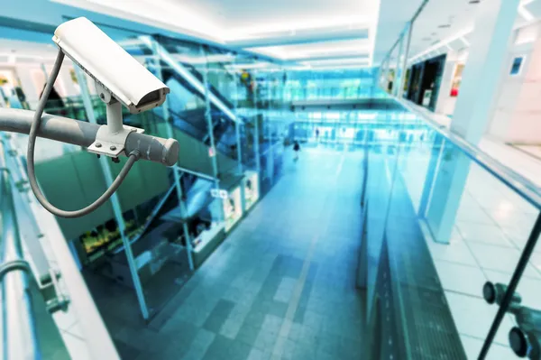 CCTV kamera veya gözetim hightech mavi binada faaliyet 