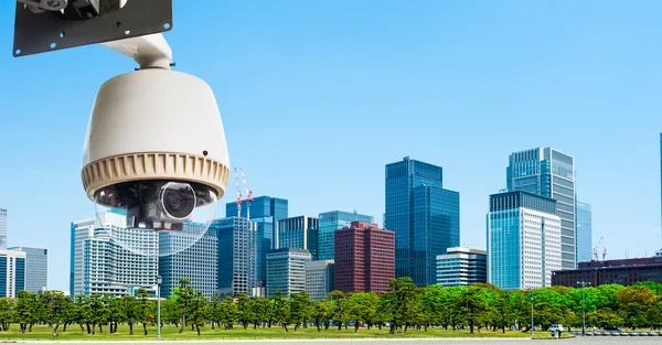 Caméra de vidéosurveillance ou de surveillance orperating avec l'immeuble de la ville en bac — Photo