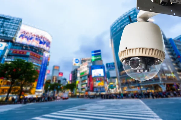 Cámara CCTV o vigilancia que orperating con el edificio de la ciudad y cr —  Fotos de Stock