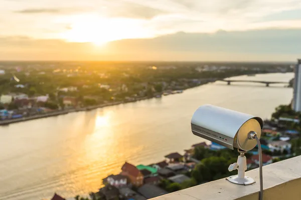 CCTV kamera eller övervakning med stadsutsikt — Stockfoto