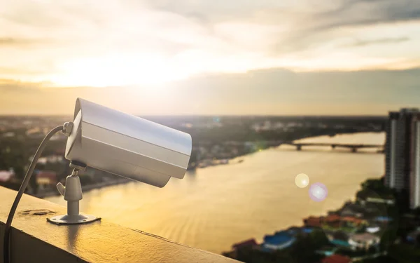 Kamera CCTV atau pengawasan yang beroperasi dengan suar matahari — Stok Foto