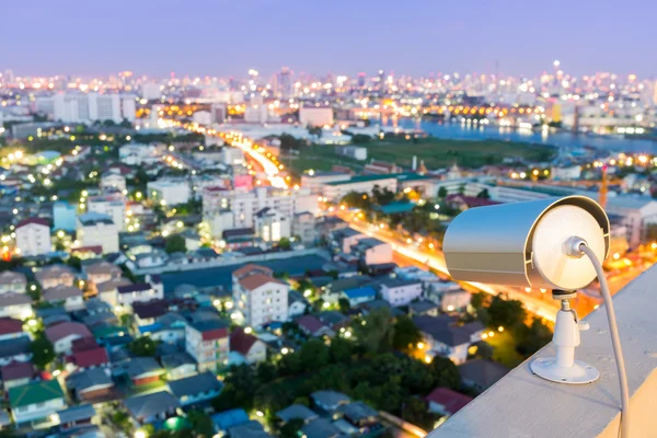 CCTV kamera eller övervakning med stadsutsikt — Stockfoto