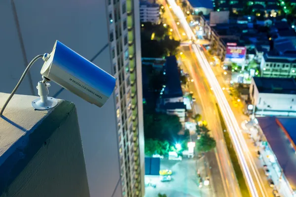 Kamery CCTV lub nadzoru pracy w porze nocnej z miasta bl — Zdjęcie stockowe