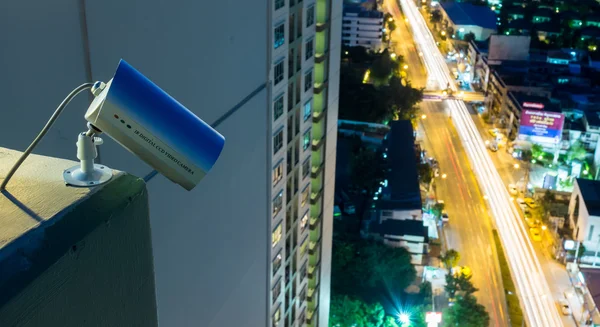 CCTV camera of toezicht uit nachttijd met stad bl — Stockfoto