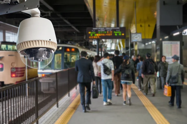 CCTV kamery nebo dozoru působí na nádraží s lidmi v pozadí — Stock fotografie