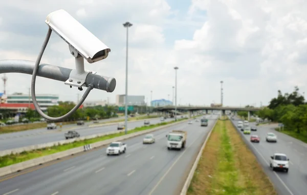 Cámara de CCTV o vigilancia que opera en la carretera de tráfico —  Fotos de Stock