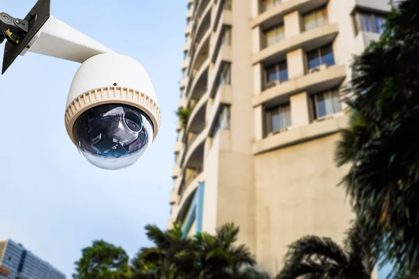 CCTV камери або спостереження працює на стороні квартиру або долі — стокове фото