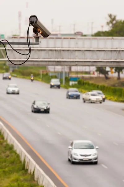 Φωτογραφική μηχανή CCTV ή παρακολούθηση που λειτουργεί σε οδική κυκλοφορία — Φωτογραφία Αρχείου