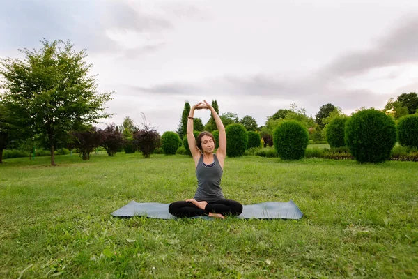 Caucasian Woman Yoga Instructor Doing Side Stretch Sitting Spine Side — Zdjęcie stockowe