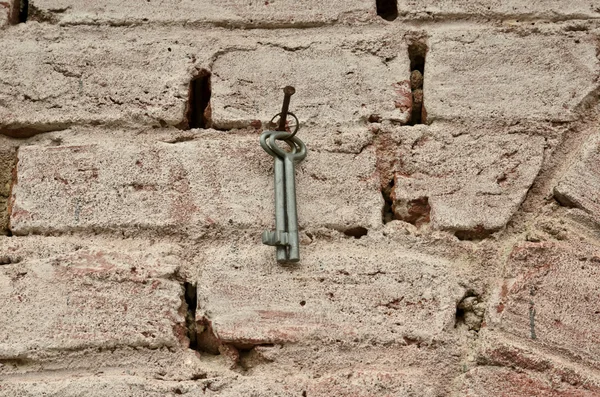 古いレンガの壁塗装と鍵の束 — ストック写真