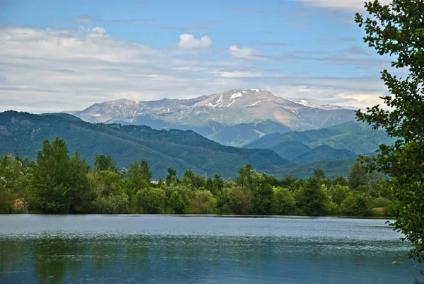 Göl, dağlar, mavi gökyüzü ve bulutlar, yaz yatay