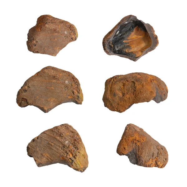 Beyaz arkaplanda izole kayalar