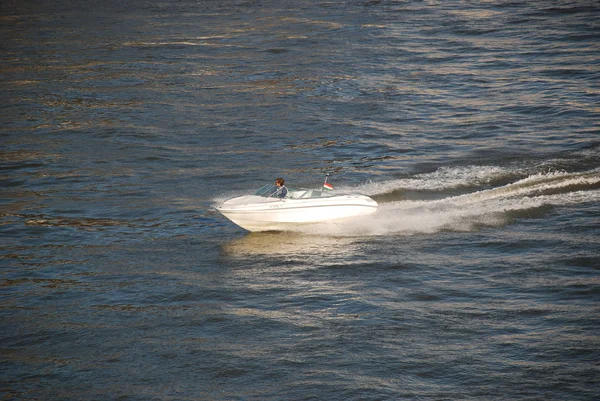 Boot op de Donau, Boedapest, Hongarije, 20 juni 2011 — Stockfoto