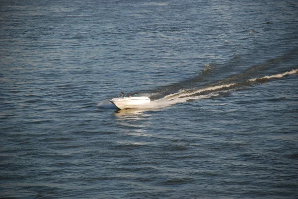 Boot op de Donau, Boedapest, Hongarije, 20 juni 2011 — Stockfoto