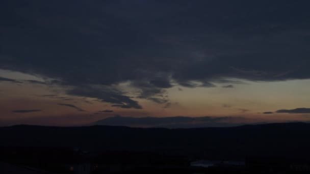 Zatažená obloha při západu slunce — Stock video